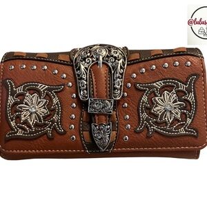 ⚪️Nativa Western Floral Buckle Crossbody Wallet / Wristlet NWT